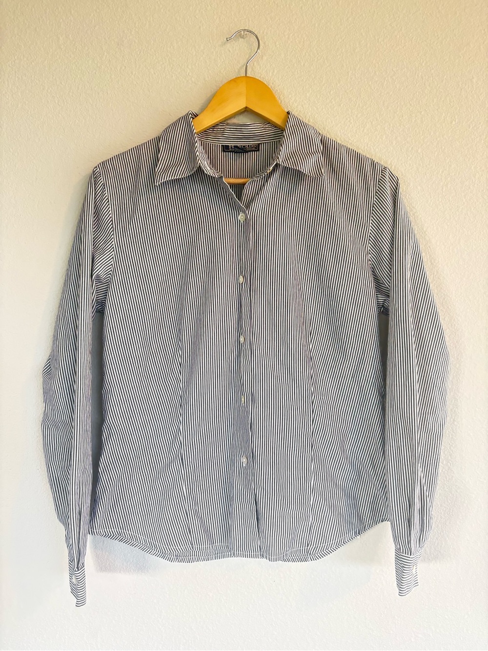 100% Cotton black and white pinstripe button up size 6